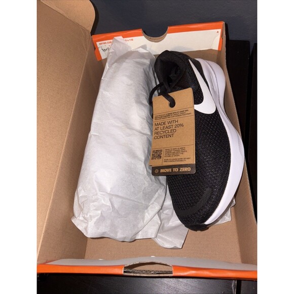 NWT Nike Women’s Revolution 7 Sneaker Black White Size 6.5 Lightweight Running - Picture 6 of 6